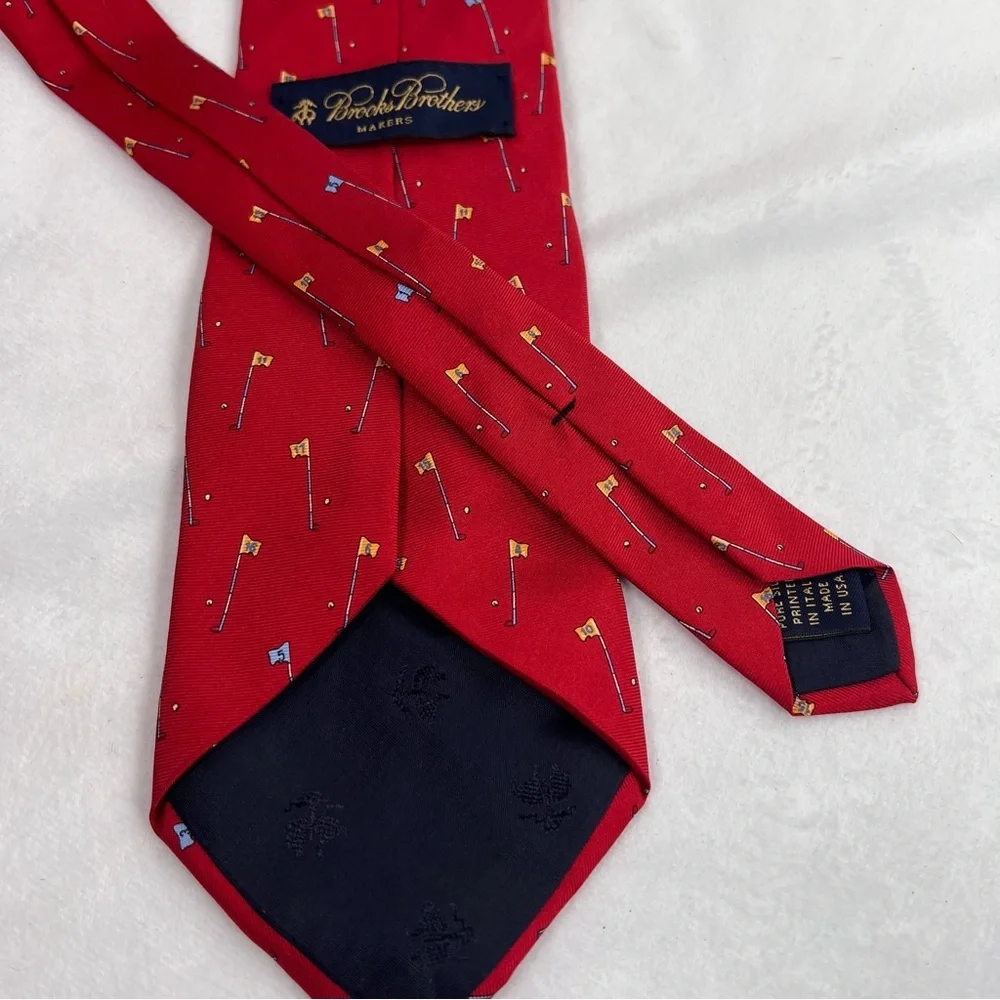 Brooks Brothers 100% Silk Tie Red Golf Flag Pattern Novelty Sports